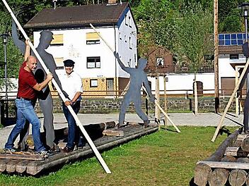 Hier wird die Tradition des Flößens ein klein wenig lebendig. Bürgermeister Gerhard Wunder (re.) und Kunsthandwerker Martin Unglaub sind stolz auf das neue Areal am Ufer der Rodach. Foto: Susanne Deuerling