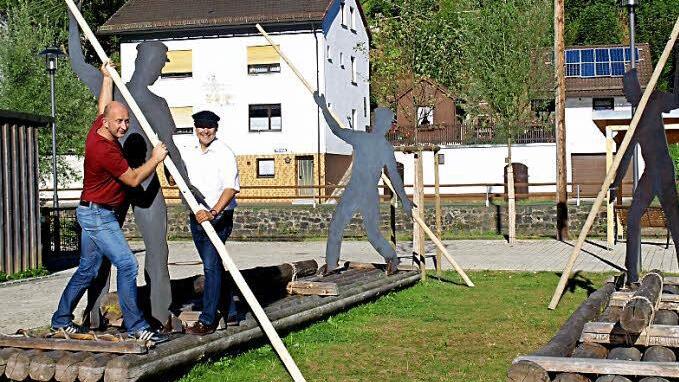 Hier wird die Tradition des Flößens ein klein wenig lebendig. Bürgermeister Gerhard Wunder (re.) und Kunsthandwerker Martin Unglaub sind stolz auf das neue Areal am Ufer der Rodach. Foto: Susanne Deuerling