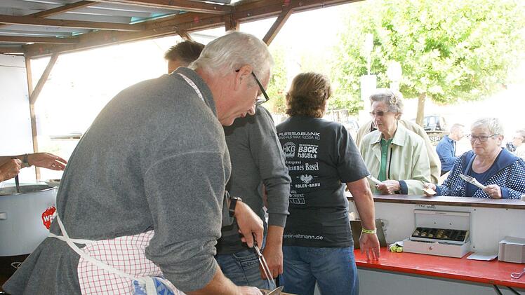 Bei der Ausgabe des Mittagessens hatte Günther Schneider eine Aufgabe, die seinem Namen gerecht wurde: das Rindfleisch in gleichmäßige Scheiben schneiden.