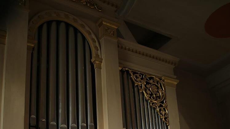 Der Orgelbock der Filialkirche St. Nikolaus in Oberelldorf ist seit einem halben Jahrhundert der Stammplatz von Otto Neeb. Marien- und Loblieder spielt der mittlerweile 62-Jährige am liebsten. Foto: Bettina Knauth