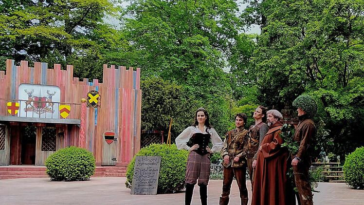 "Robin Hood"  eröffnet am Samstag die Sommerfestspiele im Coburger Hofgarten (Foto oben: Probenszene). Foto: Jochen BErger
