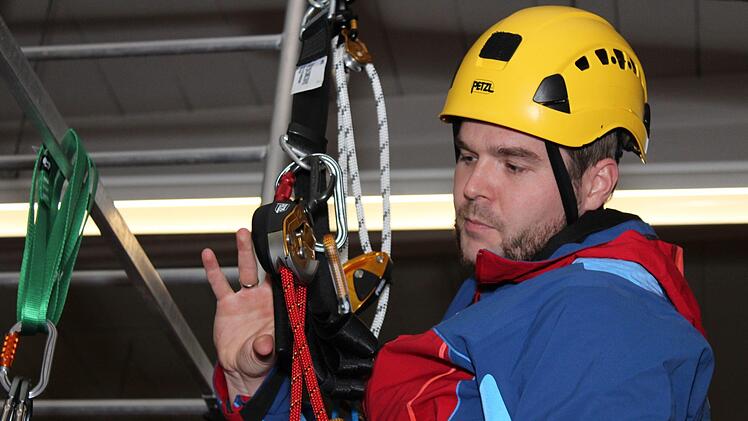 Die Mannschaftsmitglieder der Bergwacht sichern sich immer doppelt. Cindy D&ouml;tschel