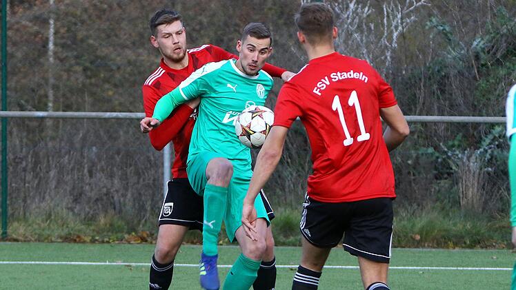 Levin Pauli wird von zwei Stadelnern bedrängt. Foto: Monika Limmer
