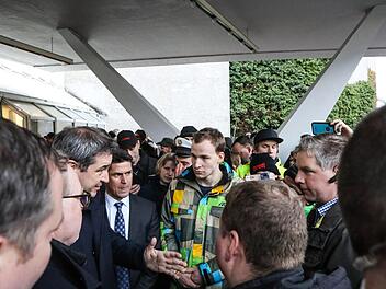 Diskussion eingeklemmt zwischen Polizisten und Sicherheitsleuten: Ministerpräsident Markus Söder (links) im Gespräch mit Axel Roth und Klaus Siegelin (rechts). Foto: Barbara Herbst