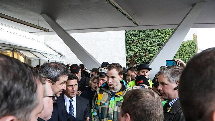 Diskussion eingeklemmt zwischen Polizisten und Sicherheitsleuten: Ministerpräsident Markus Söder (links) im Gespräch mit Axel Roth und Klaus Siegelin (rechts). Foto: Barbara Herbst