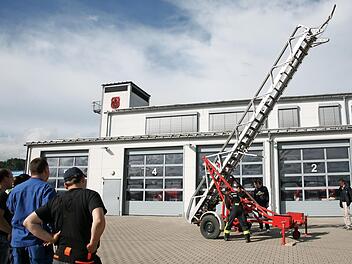 Von Hand musste die alte Drehleiter in Position gebracht und hochgekurbelt werden. Foto: Klaus Klaschka