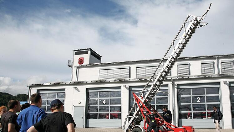 Von Hand musste die alte Drehleiter in Position gebracht und hochgekurbelt werden. Foto: Klaus Klaschka