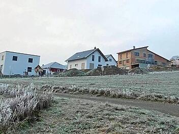 Im Gädheimer Baugebiet "Eichelberg III" bleibt es bei der bisherigen Regelung, wonach die maximale Höhe der Grundstückseinfriedung zwei Meter beträgt.  Foto: Christian Licha
