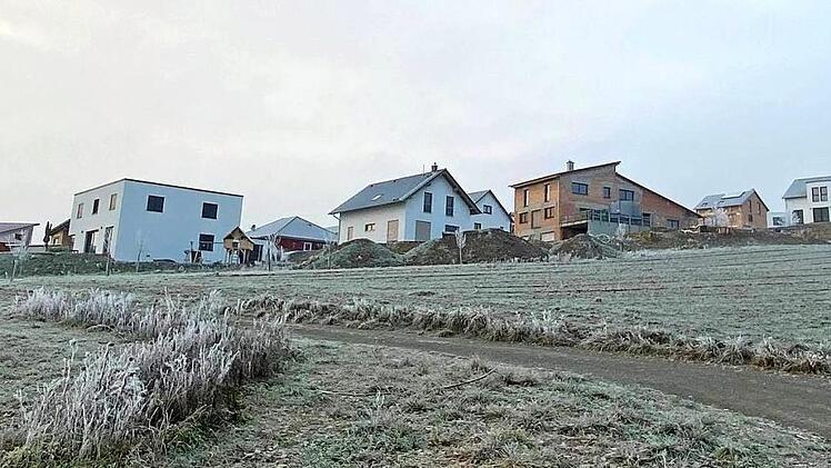 Im Gädheimer Baugebiet "Eichelberg III" bleibt es bei der bisherigen Regelung, wonach die maximale Höhe der Grundstückseinfriedung zwei Meter beträgt.  Foto: Christian Licha