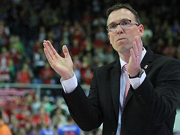 Ein Ritual - Chris Fleming bedankte sich vor und nach jedem Spiel f&uuml;r die Fan-Unterst&uuml;tzung. Foto: sportpress