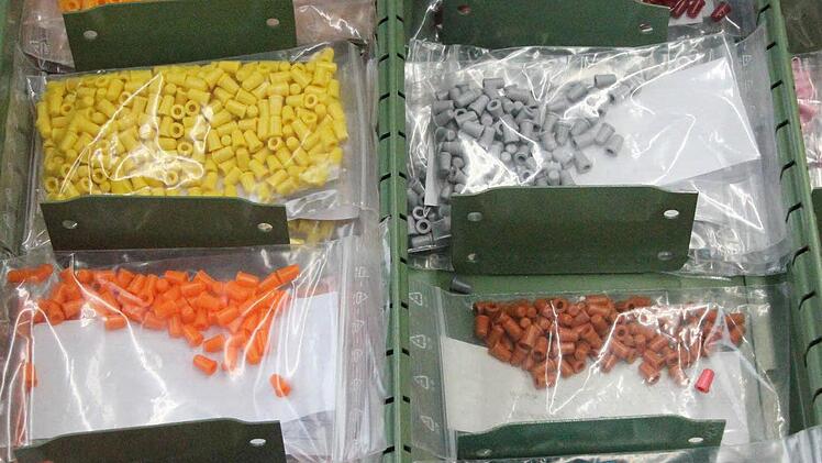 Die unterschiedlichen Schattierungen der Zahnfüllungen werden durch Farben der Kappen auf den Compulen für den Zahnarzt kenntlich gemacht.  Foto: Friedwald Schedel