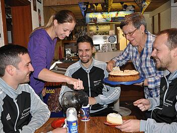 Das gefällt den Gosberger Spielern Michael Neumann, Fabian Waas und Christian Eismann (von links): Vor jeder Heimpartie servieren Kathrin Terbeck und Elsbeth Fuchs (r.) ihrer Mannschaft Kaffee und Kuchen zur Spielbesprechung.  Foto: Leo Hühnlein