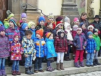 Die Jungen und Mädchen der katholischen Kindertagesstätte sangen mit ihren Erzieherinnen adventliche Weisen und freuten sich über das Kommen des Nikolaus. Foto: Klaus-Peter Wulf