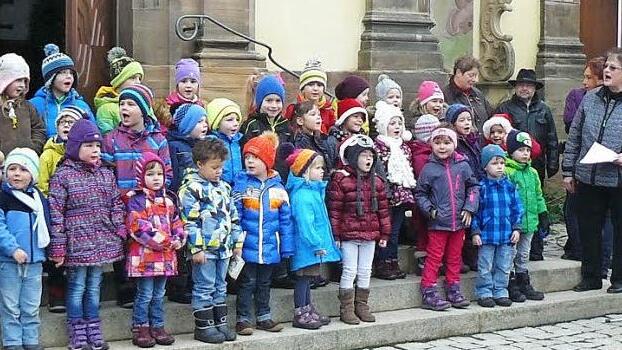 Die Jungen und Mädchen der katholischen Kindertagesstätte sangen mit ihren Erzieherinnen adventliche Weisen und freuten sich über das Kommen des Nikolaus. Foto: Klaus-Peter Wulf