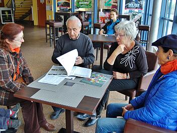 Filmliebhaberin Hildegard Schöllhorn (links) und Gudrun Spindler (rechts) sprachen mit Universum-Inhaber Peter und Ingrid Hofmann. Sie würden gerne einmal im Monat einen anspruchsvollen Film sehen. Foto: Sigismund von Dobschütz