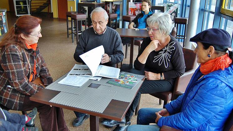 Filmliebhaberin Hildegard Schöllhorn (links) und Gudrun Spindler (rechts) sprachen mit Universum-Inhaber Peter und Ingrid Hofmann. Sie würden gerne einmal im Monat einen anspruchsvollen Film sehen. Foto: Sigismund von Dobschütz