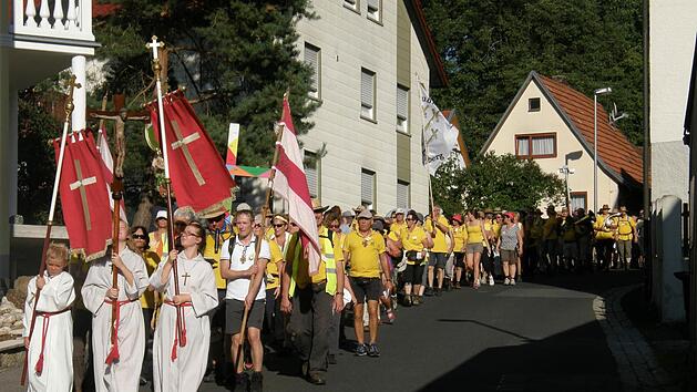 Singend und betend sind die Wallfahrer unterwegs.  Foto: Philipp Bauernschubert/Archiv