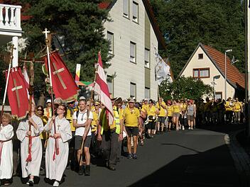 Singend und betend sind die Wallfahrer unterwegs.  Foto: Philipp Bauernschubert/Archiv
