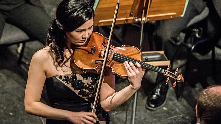 Die junge Geigerin Hyeyoon Park war die umjubelte Solistin beim Sinfoniekonzert im Landestheater. Unter der Leitung von Coburgs Generalmusikdirektor Roland Kluttig interpretierte sie das 1. Violinkonzert von Sergej Prokofjew. Foto: Jochen Berger