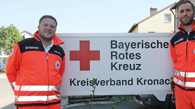 Sie haben seitens des BRK die Einsatzleitung in Teuschnitz inne: Fabian und Florian Kristek (r.)  Foto: Veronika Schadeck