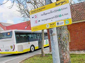 An rund 50 Standorten, wie hier an der Kapelle in Beutelsdorf,  sollen neue Wanderwegweiser aufgestellt werden. Ein paar stehen schon.  Auch Hinweise auf den  ÖPNV sind enthalten.  Foto: Bernhard Panzer