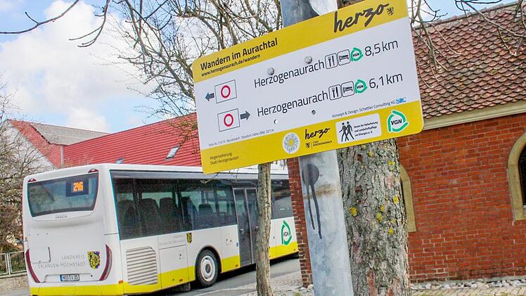 An rund 50 Standorten, wie hier an der Kapelle in Beutelsdorf,  sollen neue Wanderwegweiser aufgestellt werden. Ein paar stehen schon.  Auch Hinweise auf den  ÖPNV sind enthalten.  Foto: Bernhard Panzer