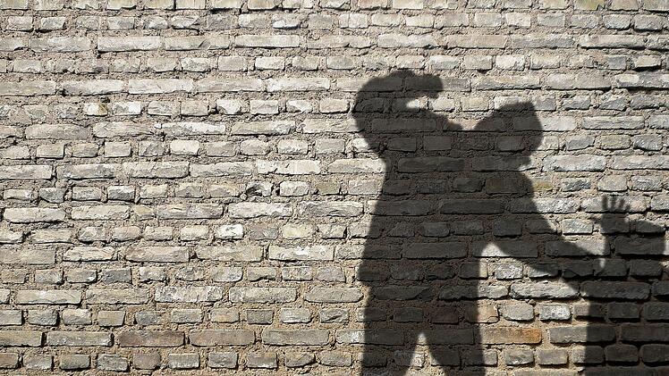 Ein bislang unbekannter Täter drohte einem 72-jährigen Mann in Bad Steben mit Schlägen. Symbolfoto: Jonathan Stutz/Adobe Stock