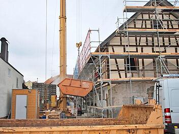 Die Baustelle: Das Gasthaus "Am Berg" in Neubrunn wird umfassend saniert. Es gehört der Dorfgemeinschaft von Neubrunn.  Foto: Ewald Stretz
