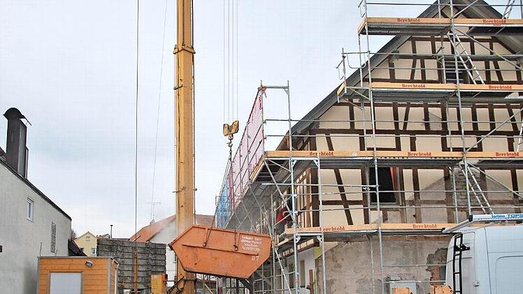 Die Baustelle: Das Gasthaus "Am Berg" in Neubrunn wird umfassend saniert. Es gehört der Dorfgemeinschaft von Neubrunn.  Foto: Ewald Stretz