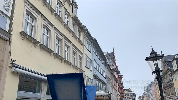 Der Umbau des Ladenlokals in der Spitalgasse 10 (links, gelbes Haus) hat begonnen.