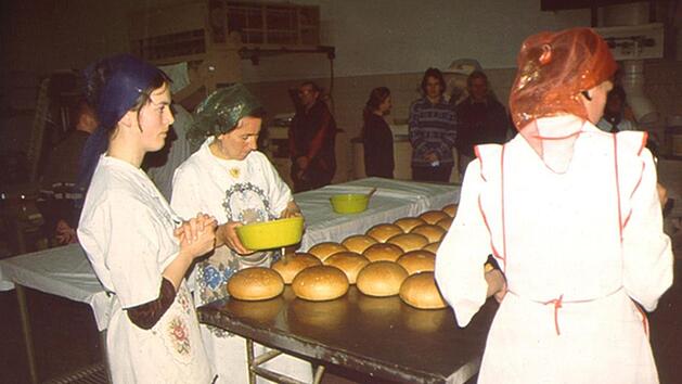 In dem kleinen Ort Ozhenin wird Brot f&uuml;r die Menschen gebacken, die in den Schutzkellern in der ukrainischen Hauptstadt Kiew ausharren.