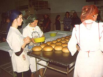 In dem kleinen Ort Ozhenin wird Brot für die Menschen gebacken, die in den Schutzkellern in der ukrainischen Hauptstadt Kiew ausharren.