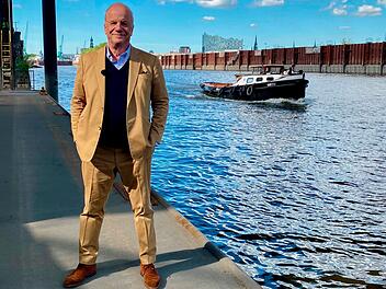 Hubertus Meyer-Burckhardt - Ein Porträt Der gebürtige Kasselaner Hubertus Meyer-Burckhardt war Regieassistent am Hamburger Thalia Theater, Kreativdirektor einer internationalen Werbeagentur, Vorstand bei Axel Springer und ProSiebenSat.1 und erfolgreicher Filmproduzent. Dem TV-Publikum ist er vor allem als Moderator der NDR Talk Show bekannt.