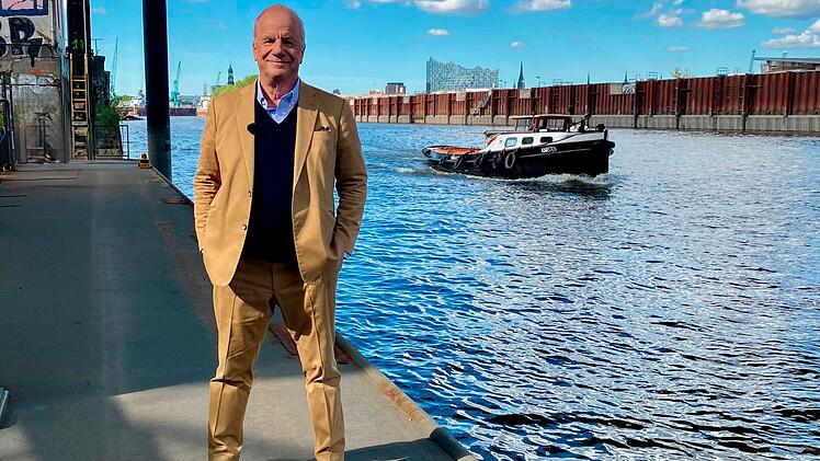 Der geb&uuml;rtige Kasselaner Hubertus Meyer-Burckhardt war Regieassistent am Hamburger Thalia Theater, Kreativdirektor einer internationalen Werbeagentur, Vorstand bei Axel Springer und ProSiebenSat.1 und erfolgreicher Filmproduzent. Dem TV-Publikum ist er vor allem als Moderator der NDR Talk Show bekannt.