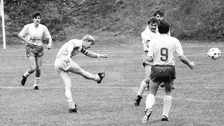 Szene aus dem Spiel des FC Obereschenbach (dunkle Trikots) gegen den SV Morlesau (1:1)