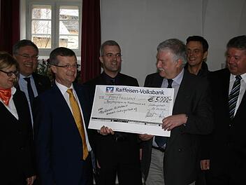 Vorstand Georg Feder (3. v.l.) bei der Übergabe des Schecks an den Vorsitzenden Wolfgang Feuerpfeil. Mit im Bild (von links): Marketingleiterin der Raiffeisen-Volksbank, Karin Elsel, Hauptabteilungsleiter der Heinz-Gruppe, Thomas Kneitz, Projektleiter der FOS, Timo Ehrhardt, Kassierer Heinz Neubauer und Vorstand Jürgen Möhrle. Foto: Veronika Schadeck
