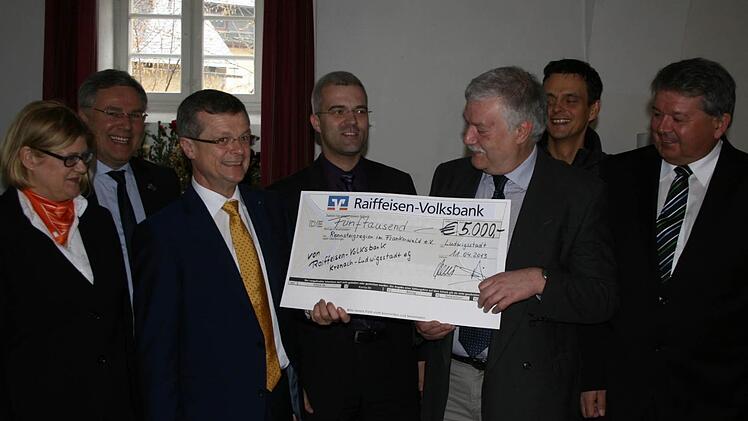 Vorstand Georg Feder (3. v.l.) bei der Übergabe des Schecks an den Vorsitzenden Wolfgang Feuerpfeil. Mit im Bild (von links): Marketingleiterin der Raiffeisen-Volksbank, Karin Elsel, Hauptabteilungsleiter der Heinz-Gruppe, Thomas Kneitz, Projektleiter der FOS, Timo Ehrhardt, Kassierer Heinz Neubauer und Vorstand Jürgen Möhrle. Foto: Veronika Schadeck