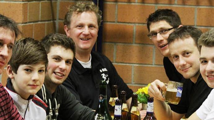 Nach einer tollen Saison haben die Tischtennis-Akteure des TV Etwashausen einen Grund zum Anstoßen: Torsten Küster, Bastian Herbert, Felix Günzel, Abteilungsleiter Martin Günzel, Christian Röder, Michal Bozek, Nico Braun und Christoph Sasse (nicht auf dem Bild). Foto: Krumpholz