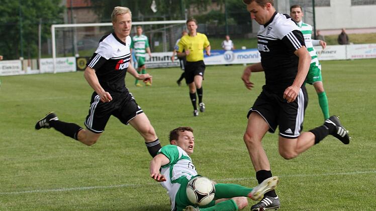 Der Großbardorfer Simon Heim (Mitte) grätscht hier in die Beine von Andre Karmann (rechts). Links Stefan Nöthling.