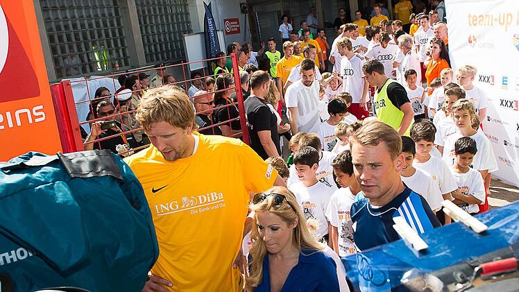 Dirk Nowitzki und Manuel Neuer kurz vor dem Anpfiff. Foto: Tobias Köpplinger