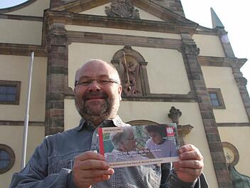 Pfarrer Wolfgang Eßel will die Caritas-Sammlung auch in Zukunft beibehalten, auch wenn es keine Sammler mehr gibt. Dem Pfarrbrief werden jetzt Überweisungsträger beigelegt. Foto: Sonja Adam