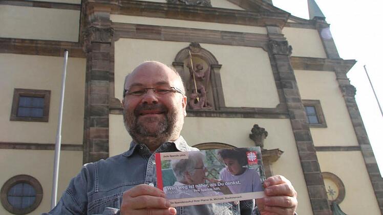 Pfarrer Wolfgang Eßel will die Caritas-Sammlung auch in Zukunft beibehalten, auch wenn es keine Sammler mehr gibt. Dem Pfarrbrief werden jetzt Überweisungsträger beigelegt. Foto: Sonja Adam