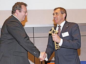 Zwei Unternehmer aus dem Landkreis Haßberge: Der neue IHK-Präsident Otto Kirchner (rechts) empfängt symbolisch den IHK-Schlüssel aus den Händen seines Vorgängers Dieter Pfister. Beide hatten und haben großen Einfluss auf die unterfränkische Wirtschaft.  Foto: Archiv