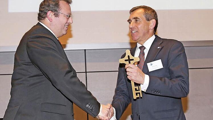 Zwei Unternehmer aus dem Landkreis Haßberge: Der neue IHK-Präsident Otto Kirchner (rechts) empfängt symbolisch den IHK-Schlüssel aus den Händen seines Vorgängers Dieter Pfister. Beide hatten und haben großen Einfluss auf die unterfränkische Wirtschaft.  Foto: Archiv