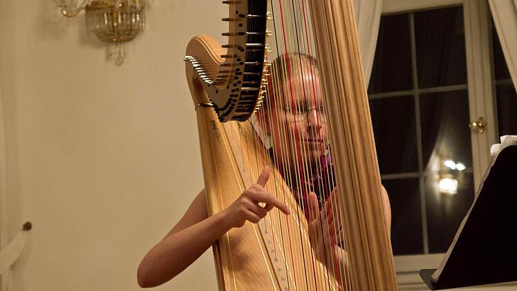 Applaus für die Harfenistin Anna-Maria Frankenberger beim Gastspiel im Haus des Gastes" in Bad RodachFoto: Jochen Berger