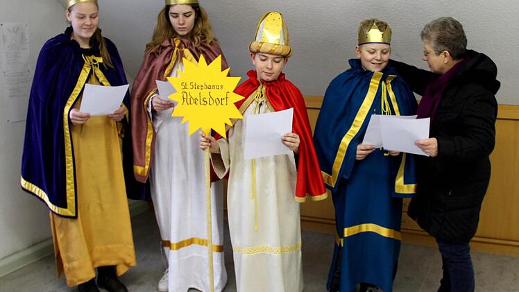 Dagmar Haas hilft den Sternsingern bei der Anprobe und beim Einstudieren der Lieder. Foto: Johanna Blum