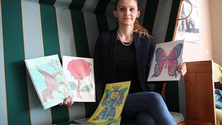 Katharina Frieske zeigt bunte Quarzsandgemälde.  Foto: Benedikt Borst