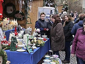 Meist dicht umlagert waren die Buden am Weihnachtsmarkt Untermerzbach, wie hier zwischen Marktplatz und Bachgasse.  Fotos: Helmut Will