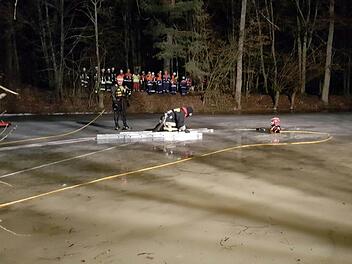 "Auf dem Aspensee ist jemand in das Eis eingebrochen": Dieser Notlage widmete sich eine Übung der Feuerwehr zusammen mit der Wasserwacht Bad Kissingen. Die Retter wurden mit Leine abgesichert, ehe sie mit Leitern den Eingebrochenen retteten.  Foto: Stefan Geiger