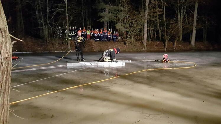 "Auf dem Aspensee ist jemand in das Eis eingebrochen": Dieser Notlage widmete sich eine Übung der Feuerwehr zusammen mit der Wasserwacht Bad Kissingen. Die Retter wurden mit Leine abgesichert, ehe sie mit Leitern den Eingebrochenen retteten.  Foto: Stefan Geiger